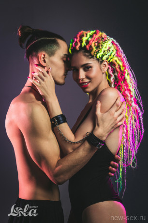 Наручники с ремневыми застежками скрепленные цепочкой с карабинами Party Hard Liberate