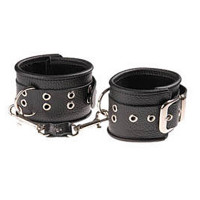 Наручники кожаные черные, ремешок с двумя карабинами