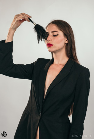 Тиклер с тонкой металлической ручкой Burlesque Plume