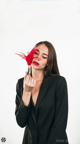 Тиклер с тонкой металлической ручкой Burlesque Plume