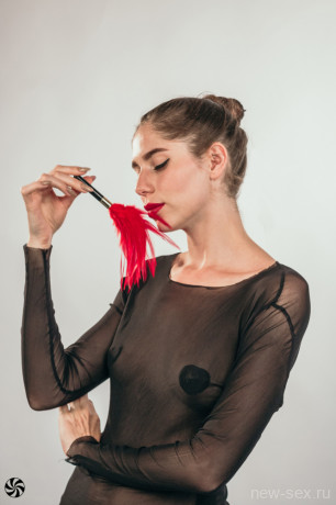 Тиклер с тонкой металлической ручкой Burlesque Plume