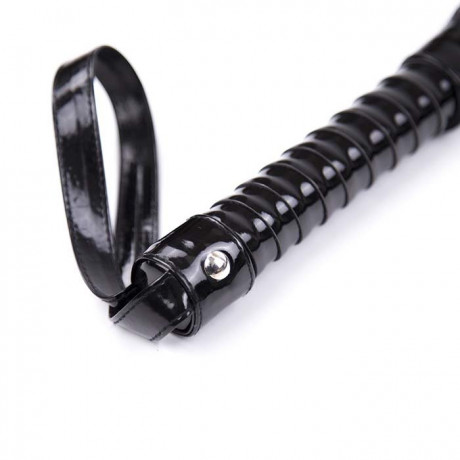 Многохвостая плеть из лакированной кожи