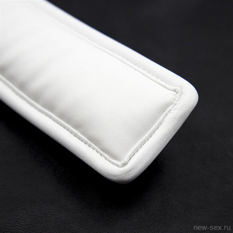 Белый садо-мазо ошейник на металлическом поводке