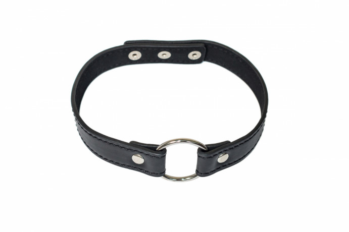 Изящный черный тонкий ошейник - кляп с застежкой на клепках Party Hard Intrigue