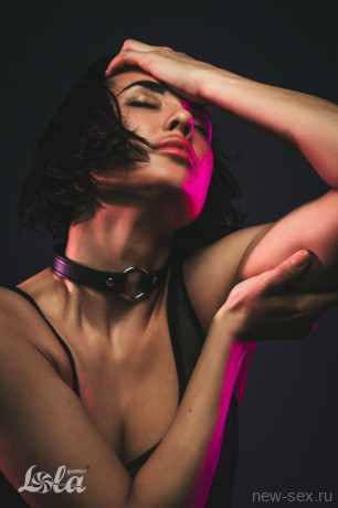 Изящный черный тонкий ошейник - кляп с застежкой на клепках Party Hard Intrigue