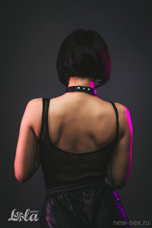 Изящный черный тонкий ошейник - кляп с застежкой на клепках Party Hard Intrigue