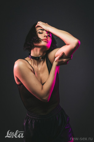 Изящный черный тонкий ошейник - кляп с застежкой на клепках Party Hard Intrigue