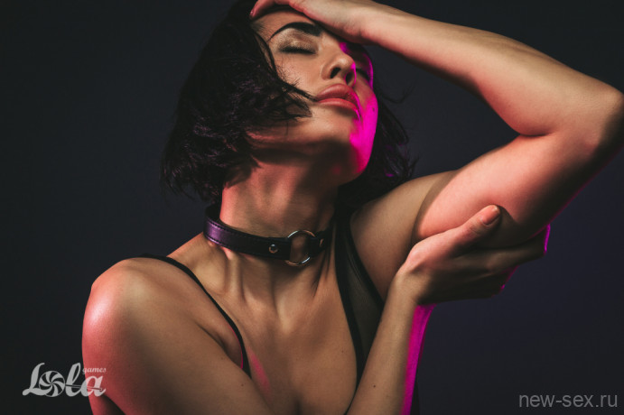 Изящный черный тонкий ошейник - кляп с застежкой на клепках Party Hard Intrigue