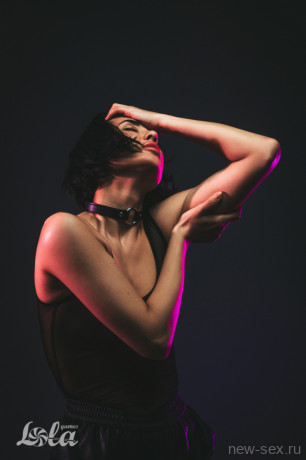 Изящный черный тонкий ошейник - кляп с застежкой на клепках Party Hard Intrigue