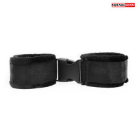 Оригинальные оковы из мягкой ткани для любителей эротических забав