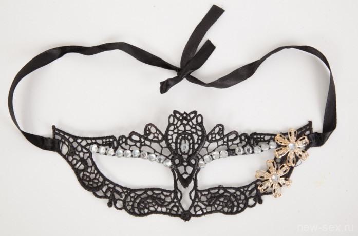 Кружевная маска в венецианском стиле с многочисленными узорами