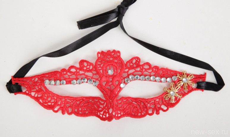 Кружевная маска в венецианском стиле с многочисленными узорами