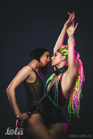 Черный ошейник с мягкой подкладкой и поводком на карабине Party Hard Fetish