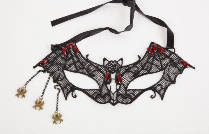 Маска летучая мышь с цепочками