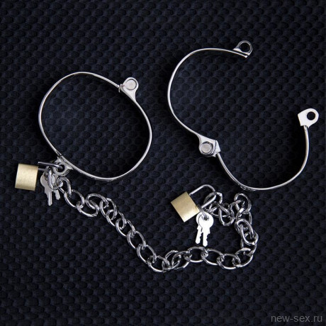 Металлические оковы на ноги на цепи