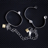 Металлические оковы на ноги на цепи