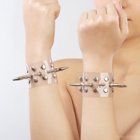 Прозрачные напульсники декорированные шипами