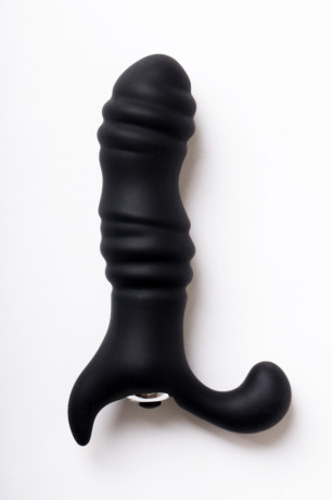Вибростимулятор черного цвета с рельефной поверхностью и загнутым кончиком