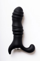 Вибростимулятор черного цвета с рельефной поверхностью и загнутым кончиком