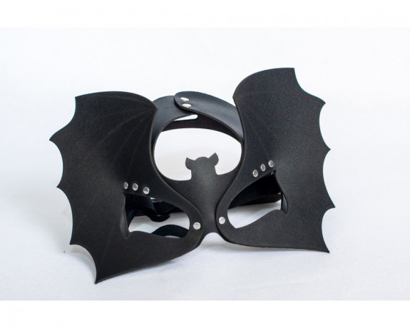 Маска из натуральной кожи в виде летучей мыши