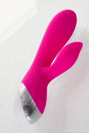 Силиконовый розовый вибратор с отростком для стимуляции клитора L'EROINA