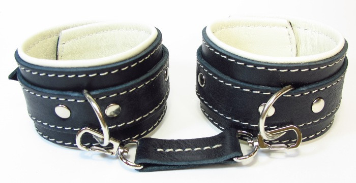 Черные оковы на руки со светлым мягким подкладом