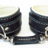 Черные оковы на руки со светлым мягким подкладом