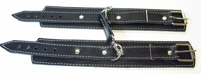 Черные оковы на руки со светлым мягким подкладом