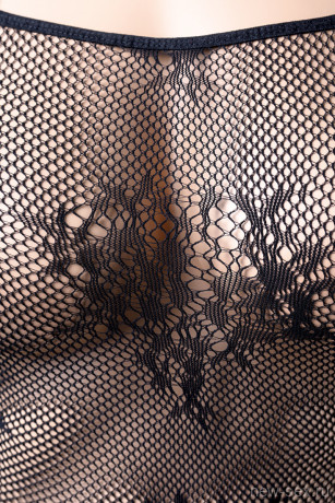 Костюм-сетка с открытыми плечами на тонких бретелях