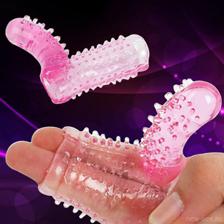 Насадка на член с отростком для стимуляции клитора