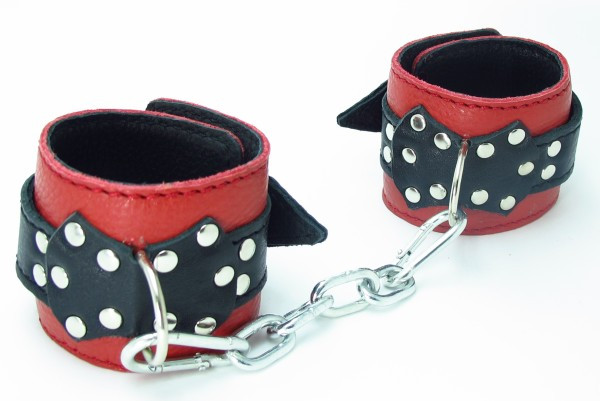 Красно-черные кожаные поножи украшенные клепками и ремнями