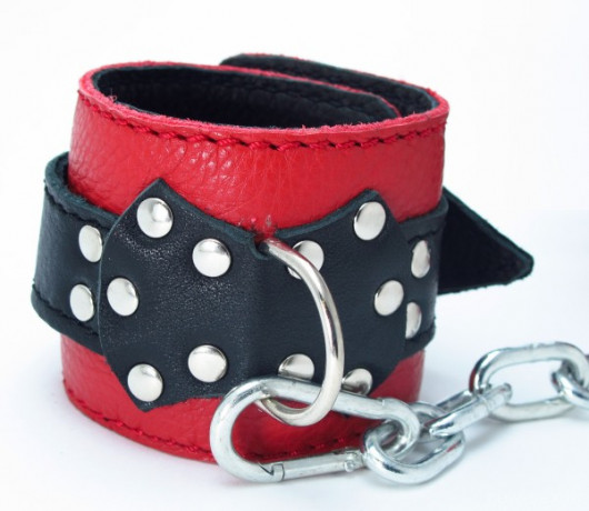 Красно-черные кожаные поножи украшенные клепками и ремнями