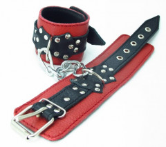 Красно-черные кожаные поножи украшенные клепками и ремнями