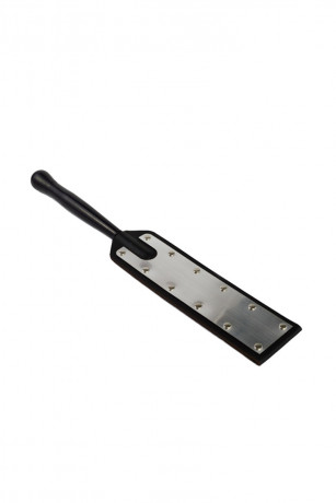 Шлепалка из натуральной кожи и декорирована вставкой имитирующей металл