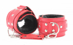 Красные кожаные наручники с внутренней отделкой из черного меха