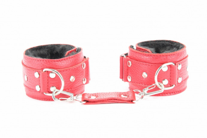 Красные кожаные наручники с внутренней отделкой из черного меха