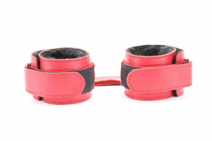 Красные кожаные наручники с внутренней отделкой из черного меха