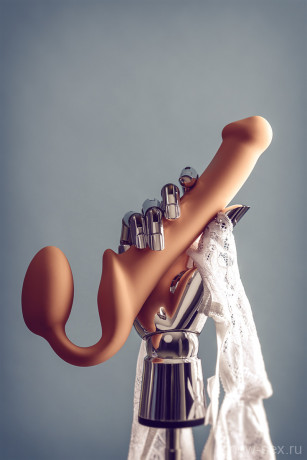 Безремневой реалистичный страпон с вагинальной пробкой Strap-on-me