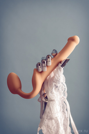 Безремневой реалистичный страпон с вагинальной пробкой Strap-on-me