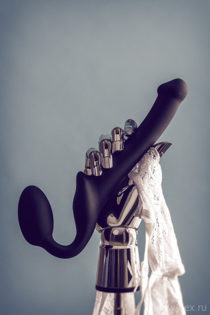 Черный безремневой страпон из мягкого и эластичного силикона Strap-on-me