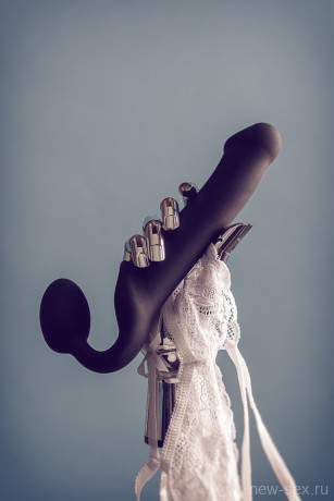 Черный безремневой страпон из мягкого и эластичного силикона Strap-on-me