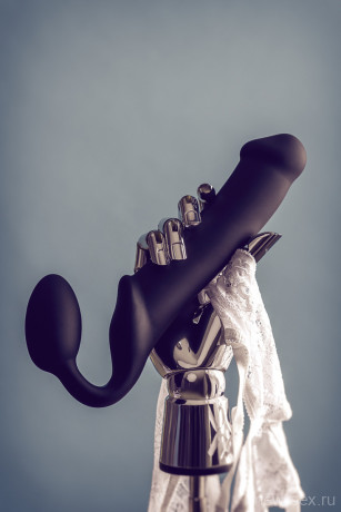 Черный безремневой страпон из мягкого и эластичного силикона Strap-on-me