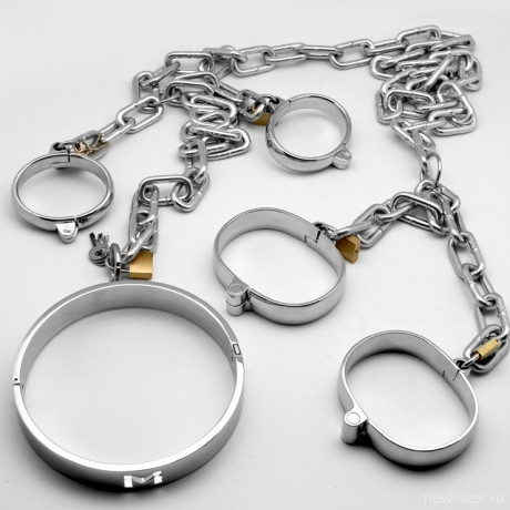 Металлические оковы на цепях
