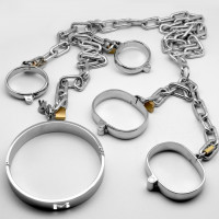 Металлические оковы на цепях