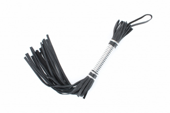 Аккуратная черная плетка из натуральной кожи с металлической рукоятью