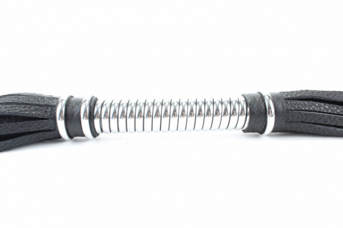 Аккуратная черная плетка из натуральной кожи с металлической рукоятью