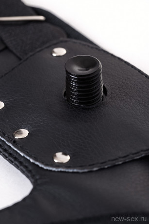 Универсальный страпон для женщин и мужчин с реалистичной насадкой с мошонкой RealStick Strap-On Hunter