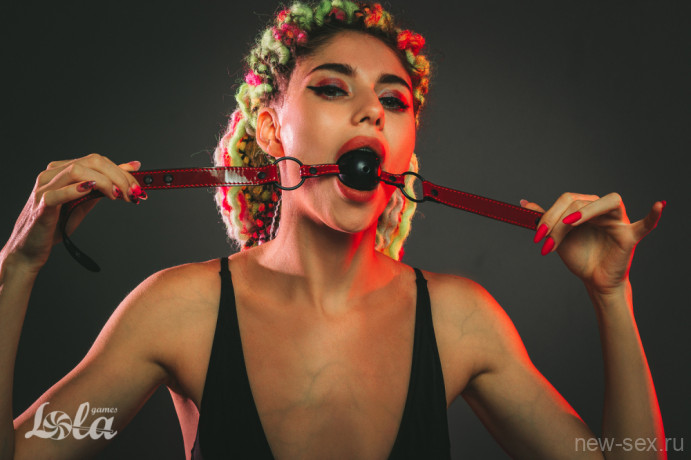 Стильный кляп-шар для БДСМ игр Party Hard Love Bite