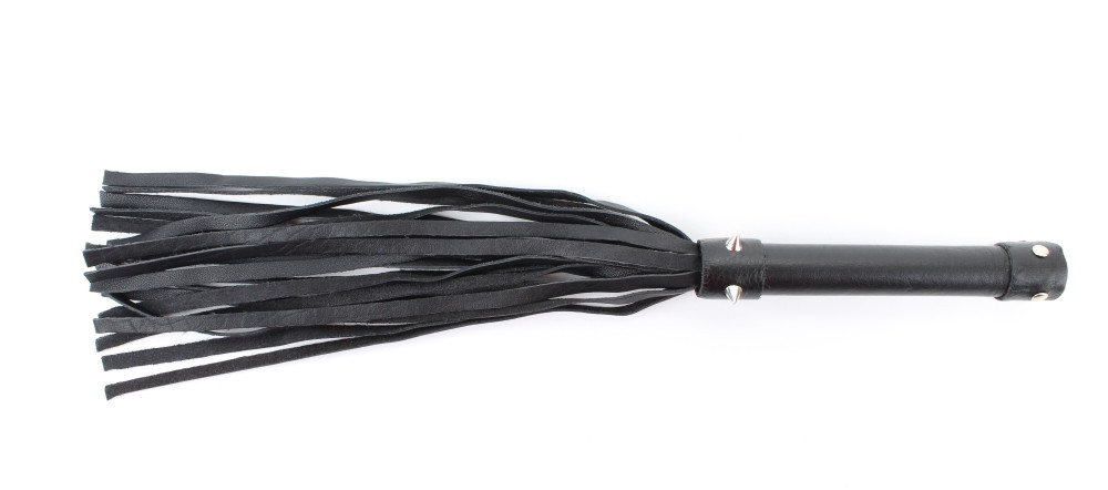 Многохвостая плеть из натуральной кожи с металлическими шипами