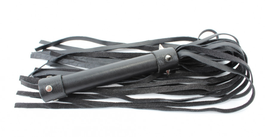 Многохвостая плеть из натуральной кожи с металлическими шипами